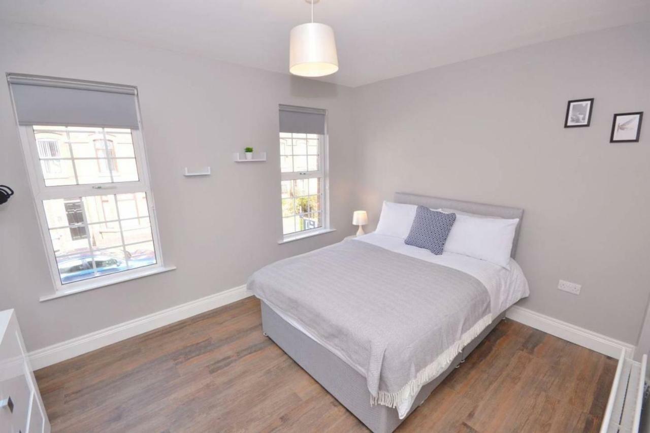 Queens Quarter Townhouse 2 เบลฟาสต์ ภายนอก รูปภาพ